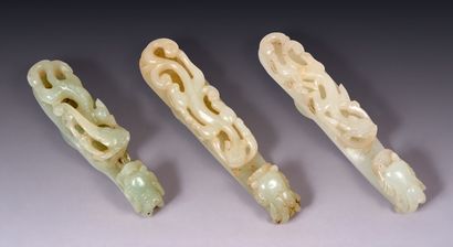 CHINE - XIXe siècle.
Trois fibules en néphrite...