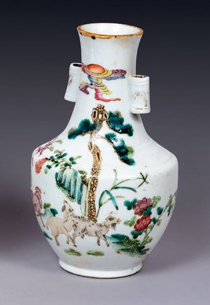 CHINE - XIXe siècle.
Petit vase balustre...
