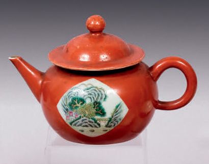 CHINE - XIXe siècle.
Verseuse en porcelaine...