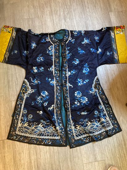 CHINE - XIXe siècle.
Set of three jackets...