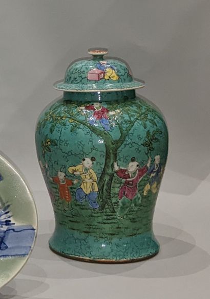 CHINE - Début du XXe siècle.
Potiche balustre...