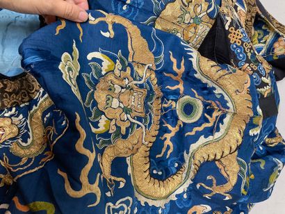 CHINE - XIXe siècle.
Blue silk dress embroidered...