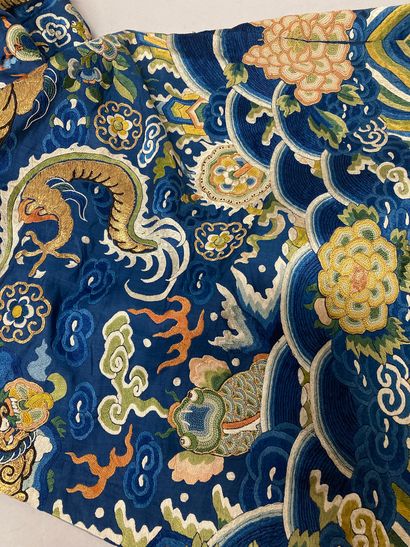 CHINE - XIXe siècle.
Blue silk dress embroidered...