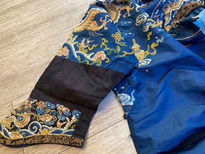 CHINE - XIXe siècle.
Blue silk dress embroidered...