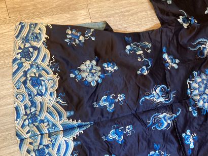 CHINE - XIXe siècle.
Set of three jackets...