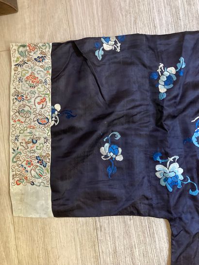 CHINE - XIXe siècle.
Set of three jackets...