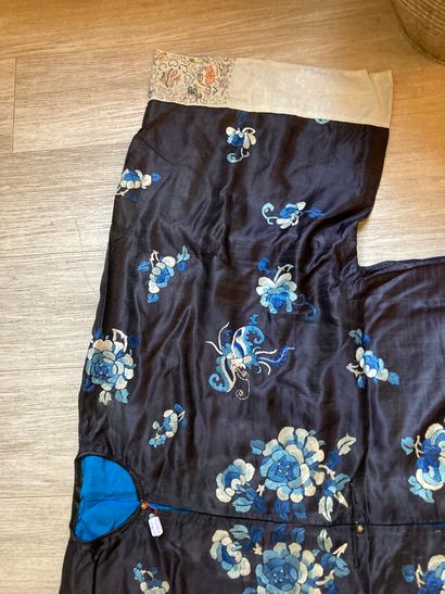 CHINE - XIXe siècle.
Set of three jackets...