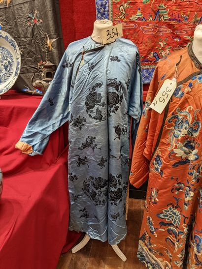 CHINE - Vers 1900.
Set of three women's jackets...