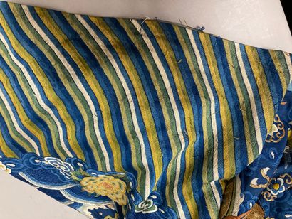 CHINE - XIXe siècle.
Blue silk dress embroidered...