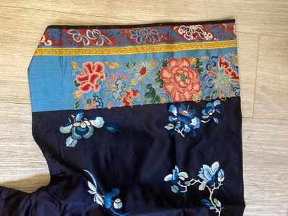 CHINE - XIXe siècle.
Set of three jackets...