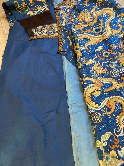 CHINE - XIXe siècle.
Blue silk dress embroidered...