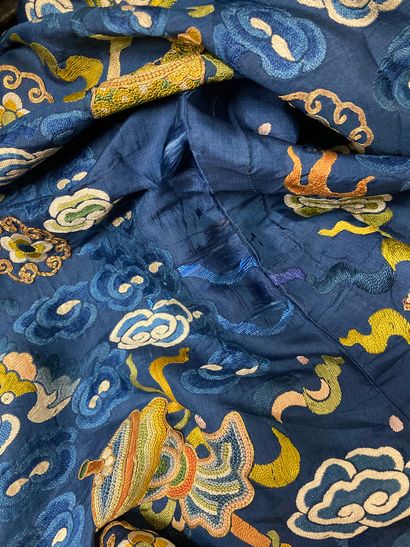 CHINE - XIXe siècle.
Blue silk dress embroidered...