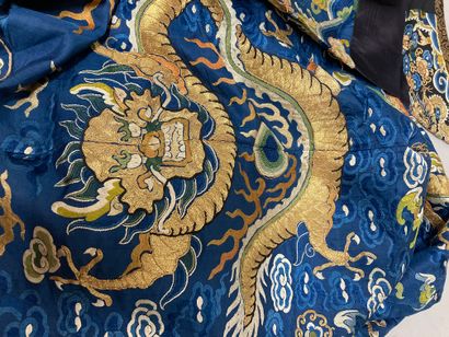 CHINE - XIXe siècle.
Blue silk dress embroidered...