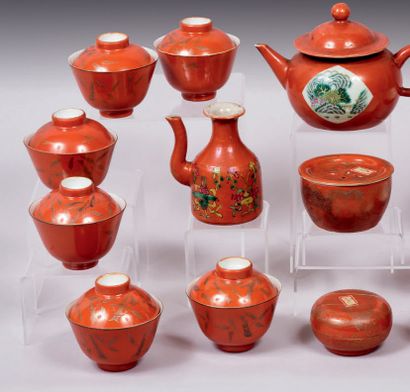 CHINE - XIXe siècle.
Ensemble en porcelaine...