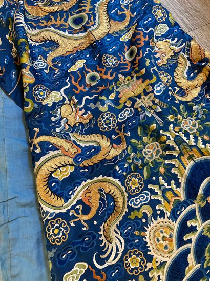CHINE - XIXe siècle.
Blue silk dress embroidered...