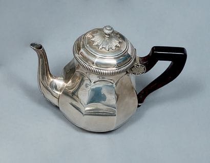 Petite théière en argent (925), de forme...