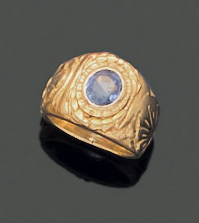 18K (750) yellow gold ring, the setting chased...