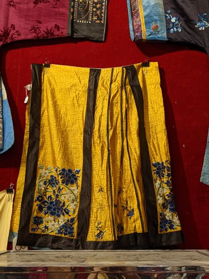 CHINE - XIXe siècle.
Set of three skirts...
