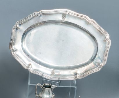 Plat ovale en argent (925), à contours et...