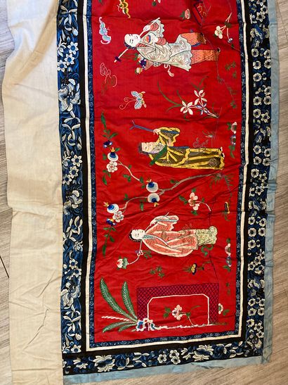 CHINE - Vers 1900.
Large rectangular panel...