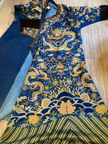 CHINE - XIXe siècle.
Blue silk dress embroidered...