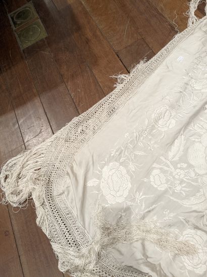 CHINE, Canton - XXe siècle.
Large shawl in...