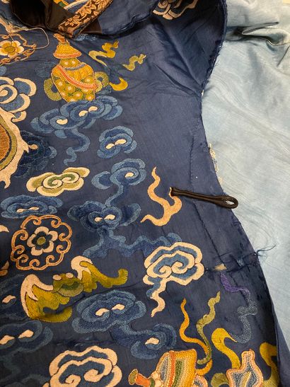 CHINE - XIXe siècle.
Blue silk dress embroidered...