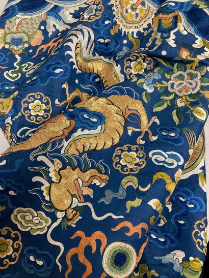 CHINE - XIXe siècle.
Blue silk dress embroidered...