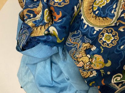 CHINE - XIXe siècle.
Blue silk dress embroidered...