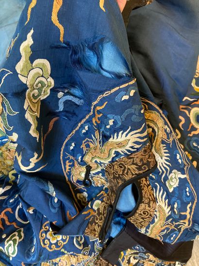 CHINE - XIXe siècle.
Blue silk dress embroidered...