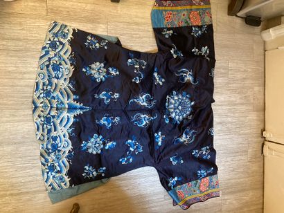 CHINE - XIXe siècle.
Set of three jackets...