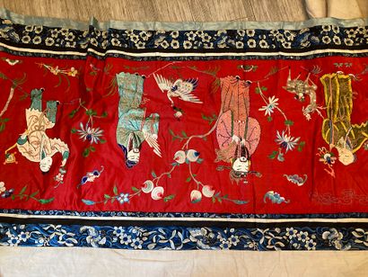 CHINE - Vers 1900.
Large rectangular panel...
