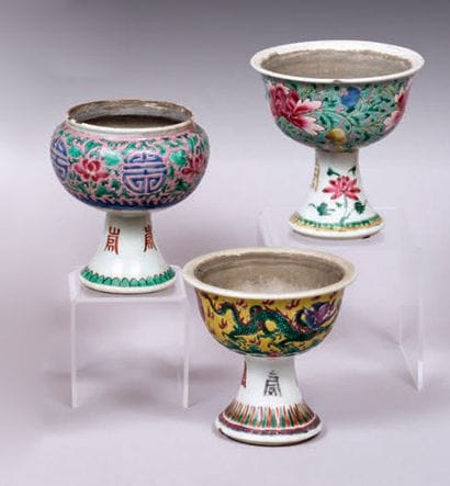CHINE - XIXe siècle.
Trois coupes sur piédouche...