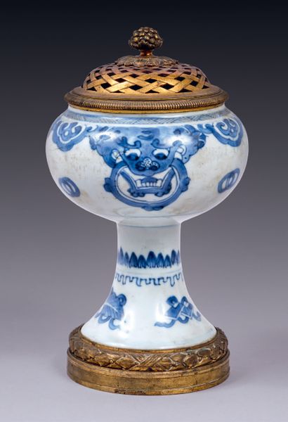 CHINE - XVIIe siècle.
Coupe sur piédouche...