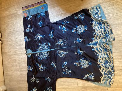 CHINE - XIXe siècle.
Set of three jackets...