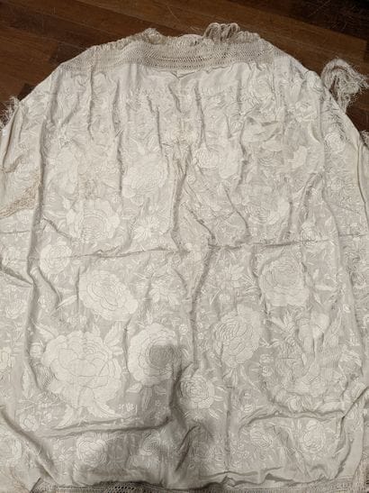 CHINE, Canton - XXe siècle.
Large shawl in...