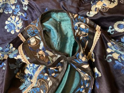 CHINE - XIXe siècle.
Set of three jackets...