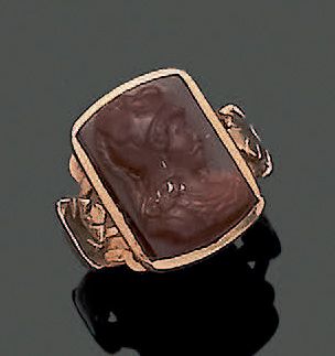 18K (750) yellow gold ring, set with an agate...