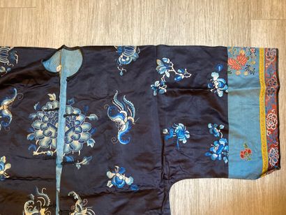 CHINE - XIXe siècle.
Set of three jackets...