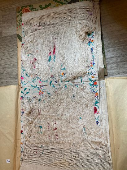 CHINE, Canton - XXe siècle.
Set of two shawls...