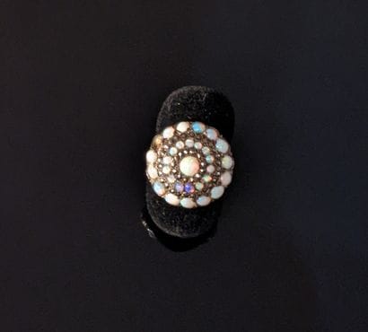 Silver ring (925), decorated with opal cabochons...