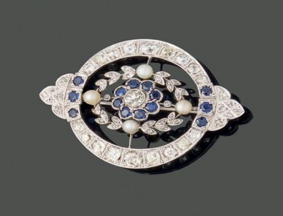 
Round brooch in 18K (750) white gold and...