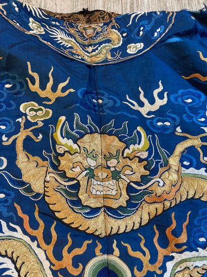 CHINE - XIXe siècle.
Blue silk dress embroidered...