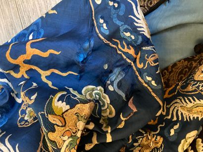 CHINE - XIXe siècle.
Blue silk dress embroidered...