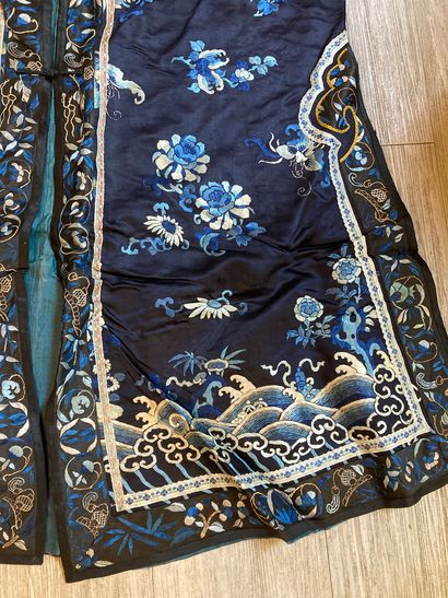 CHINE - XIXe siècle.
Set of three jackets...