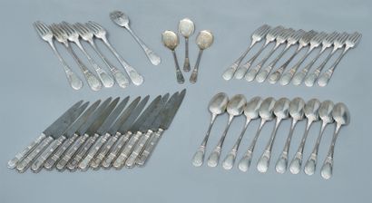 Partie de ménagère de couverts en argent...