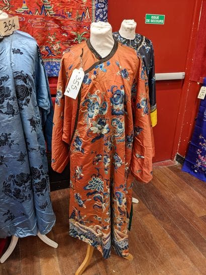 CHINE - XIXe siècle.
Set of two coral silk...
