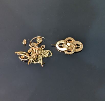 Set of 18K (750) yellow gold fragments, including:...