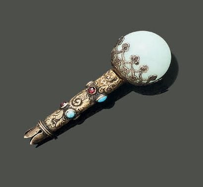 Silver pommel (800), the catch appearing...