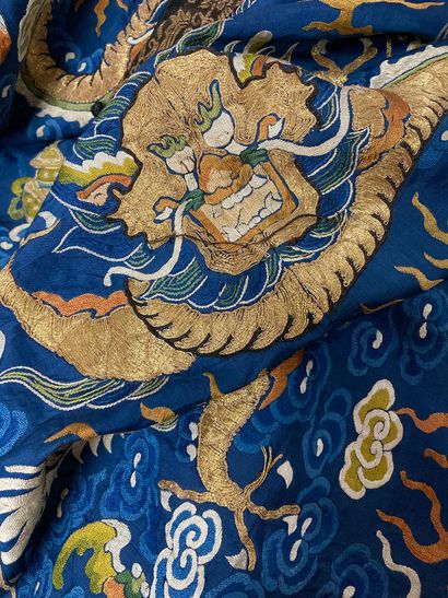 CHINE - XIXe siècle.
Blue silk dress embroidered...